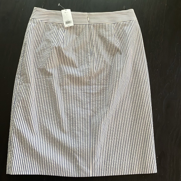 Banana Republic. Sear sucker skirt. Size 6. Tags attached - Picture 2 of 4